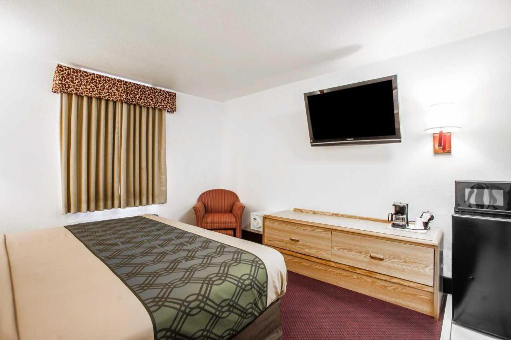 Econo Lodge Truman Inn Седалія Екстер'єр фото