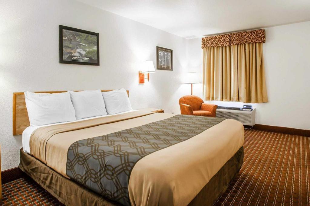 Econo Lodge Truman Inn Седалія Екстер'єр фото