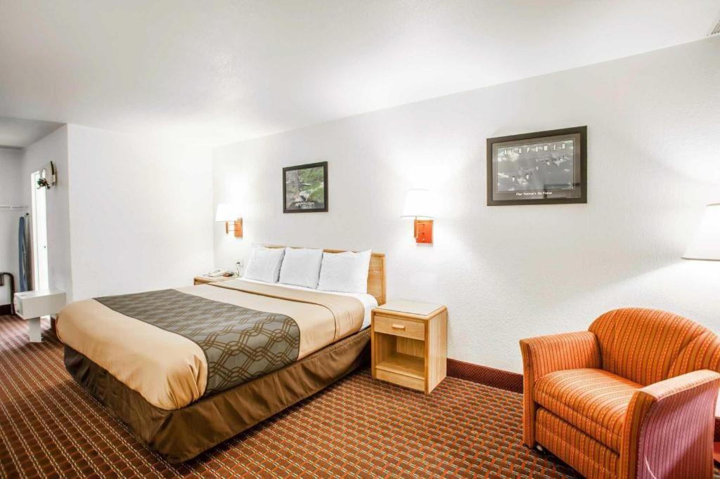 Econo Lodge Truman Inn Седалія Екстер'єр фото