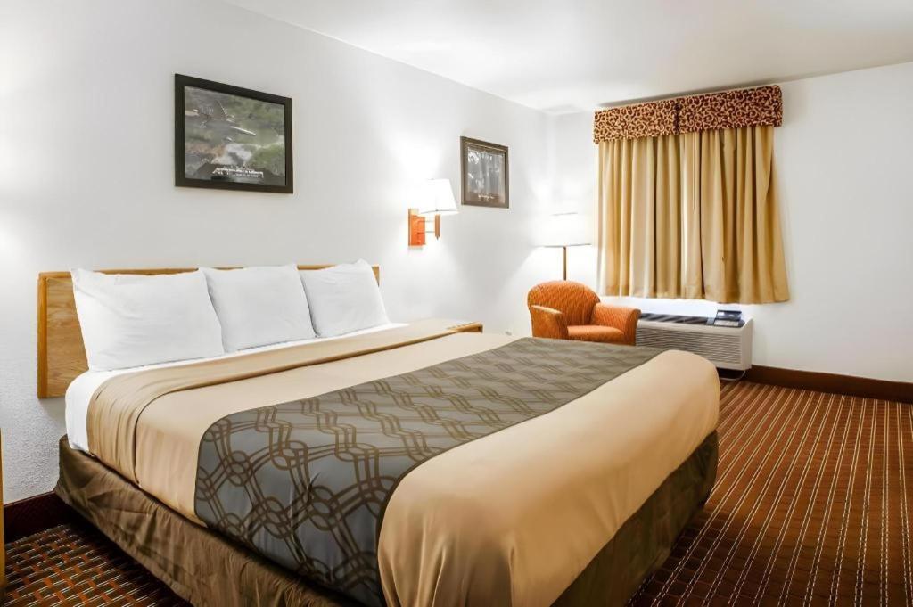 Econo Lodge Truman Inn Седалія Екстер'єр фото