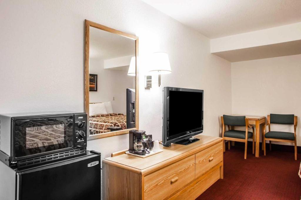 Econo Lodge Truman Inn Седалія Екстер'єр фото