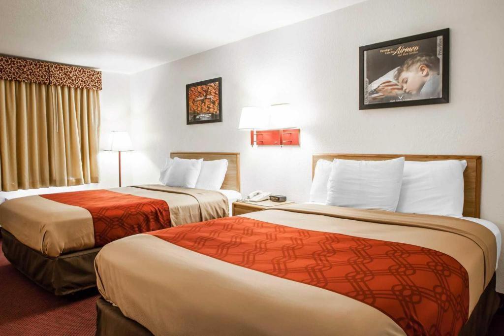 Econo Lodge Truman Inn Седалія Екстер'єр фото