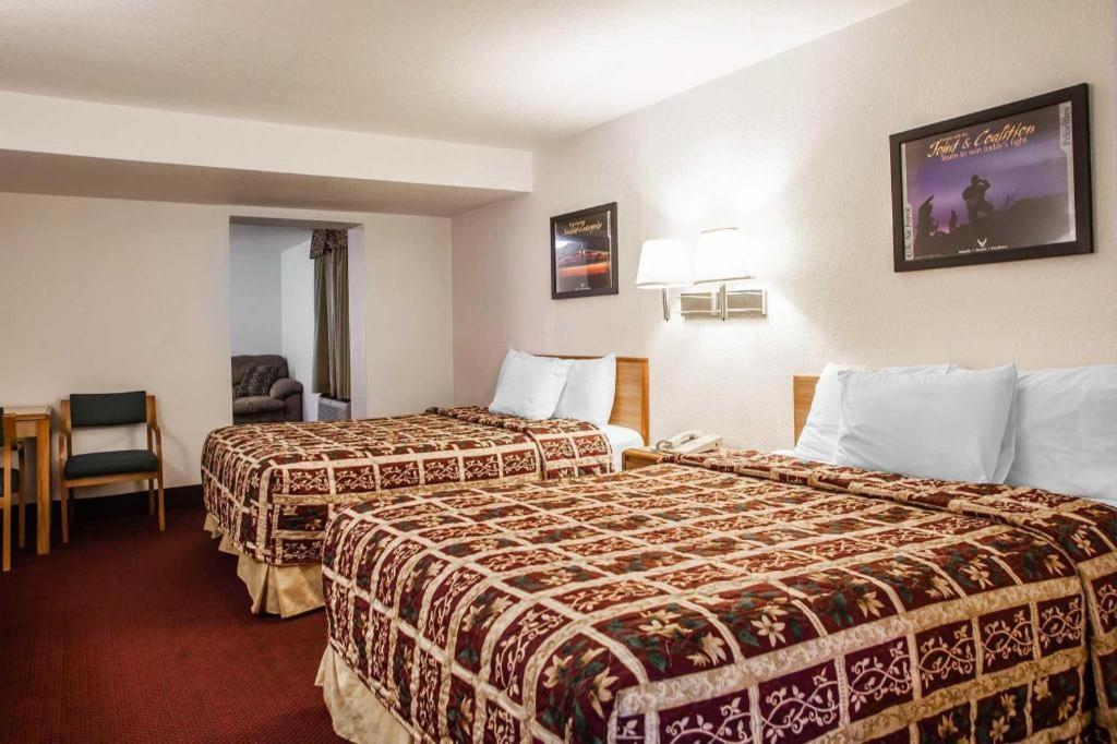 Econo Lodge Truman Inn Седалія Екстер'єр фото