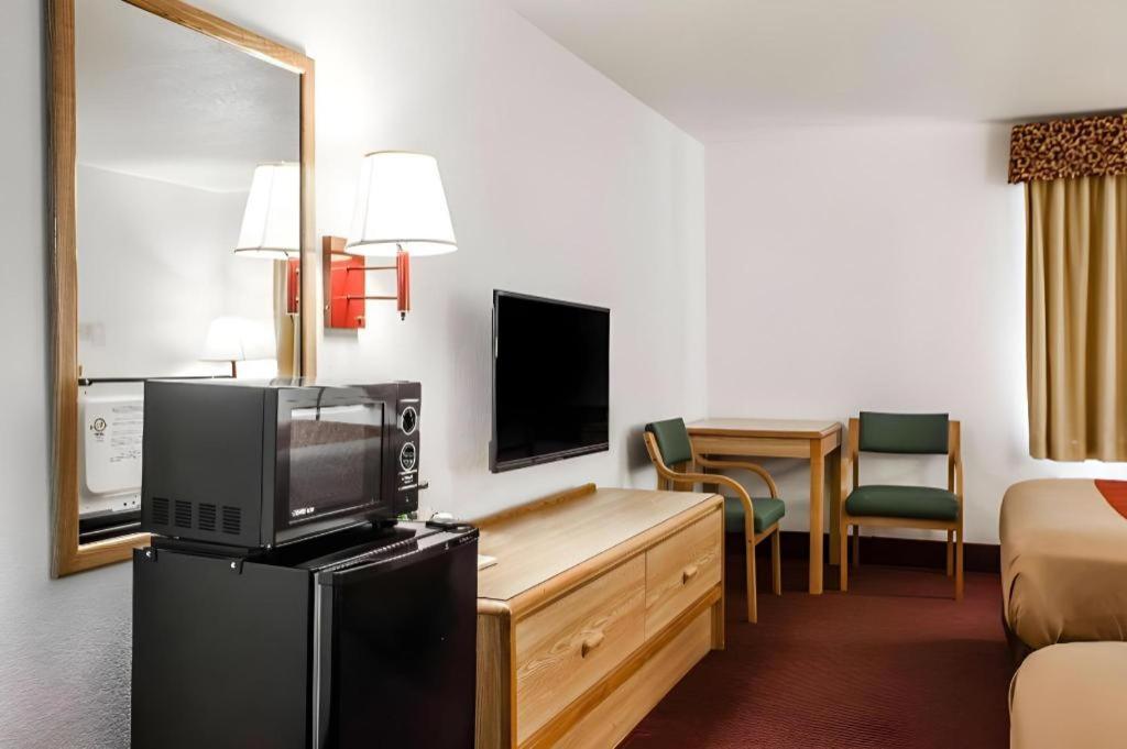Econo Lodge Truman Inn Седалія Екстер'єр фото