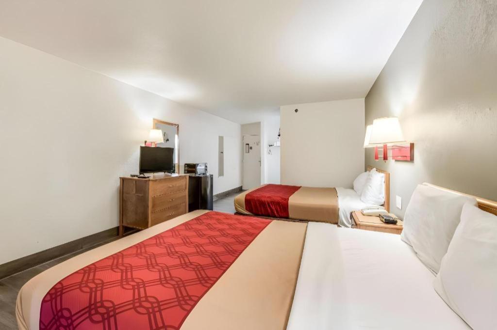 Econo Lodge Truman Inn Седалія Екстер'єр фото