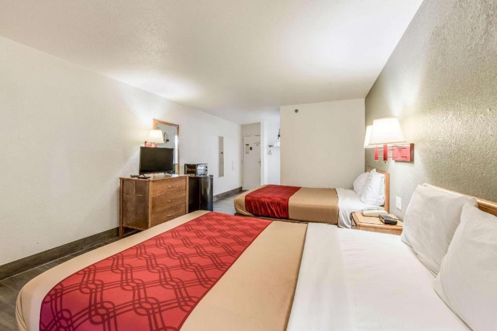 Econo Lodge Truman Inn Седалія Екстер'єр фото
