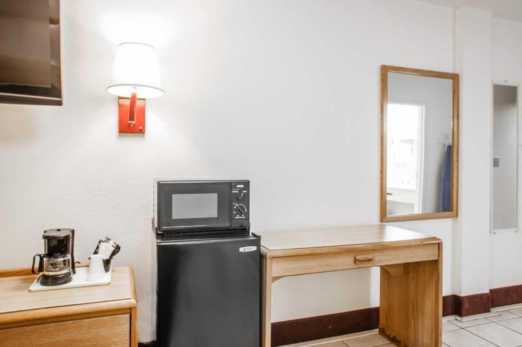 Econo Lodge Truman Inn Седалія Екстер'єр фото