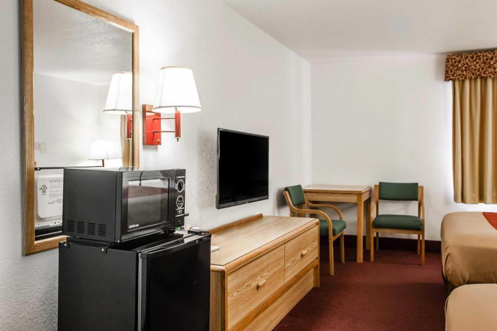 Econo Lodge Truman Inn Седалія Екстер'єр фото