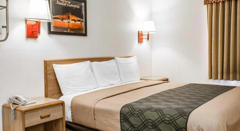 Econo Lodge Truman Inn Седалія Екстер'єр фото