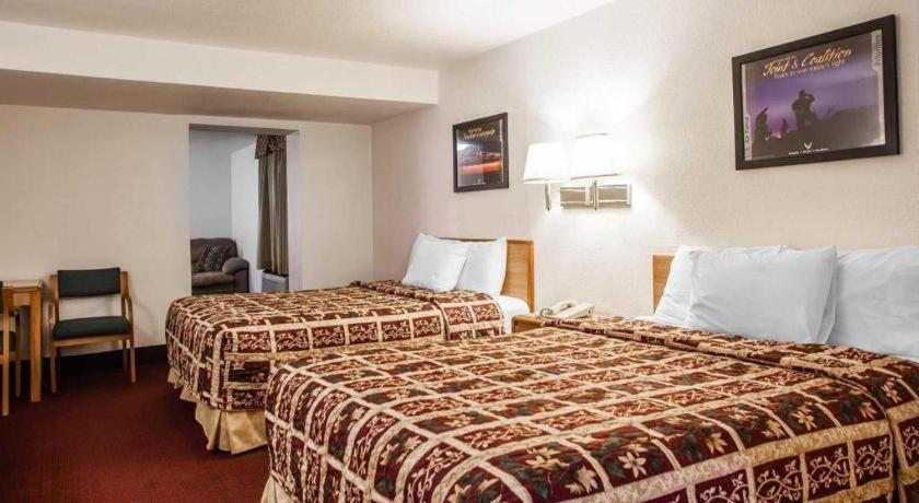 Econo Lodge Truman Inn Седалія Екстер'єр фото