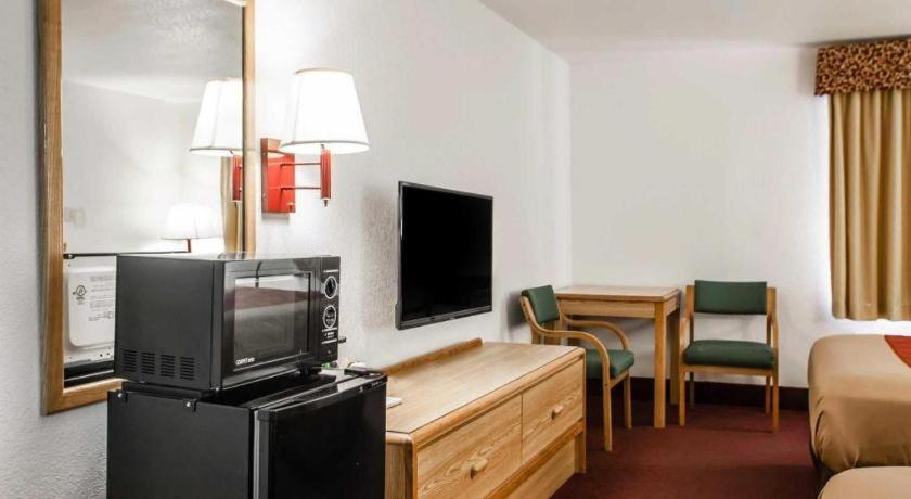 Econo Lodge Truman Inn Седалія Екстер'єр фото
