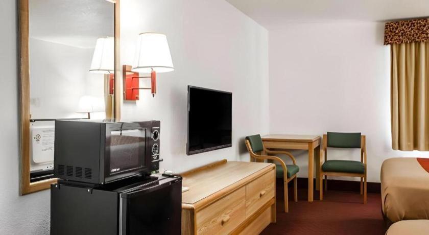 Econo Lodge Truman Inn Седалія Екстер'єр фото