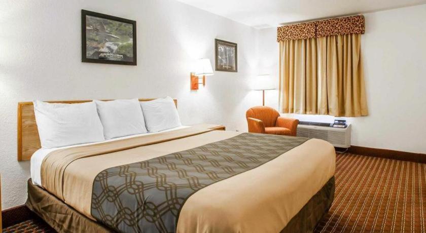 Econo Lodge Truman Inn Седалія Екстер'єр фото