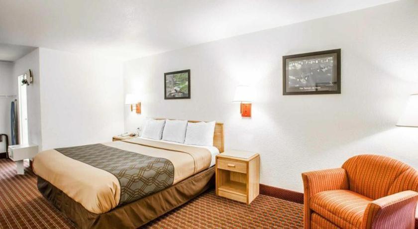 Econo Lodge Truman Inn Седалія Екстер'єр фото