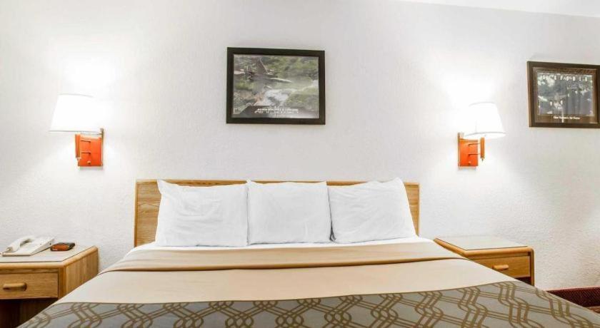 Econo Lodge Truman Inn Седалія Екстер'єр фото