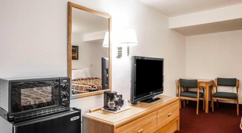 Econo Lodge Truman Inn Седалія Екстер'єр фото