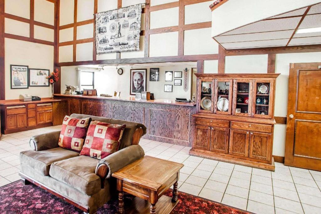 Econo Lodge Truman Inn Седалія Екстер'єр фото